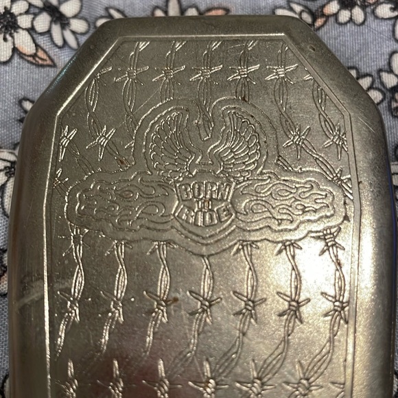 Born to ride silver colored coffin shaped cigarette case w/barbed wire design - Picture 2 of 6